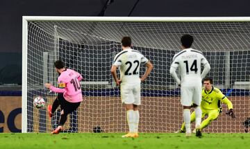 Messi marc¨® el definitivo 0-2 de penalti.