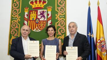 El presidente del Comité Olímpico Español, Alejandro Blanco, el secretario general de la Federación Española de Municipios y Provincias, Carlos Daniel Casares, y la representante del Alto Comisionado de las Naciones Unidas para los Refugiados (ACNUR) en España, Sophie Muller