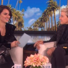 Penélope Cruz da una surrealista clase de español a Ellen DeGeneres y es censurada