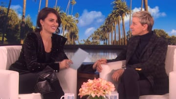 La actriz española Penélope Cruz enseñando español a Ellen Degeneres en el programa de televisión estadounidense "The Ellen Show"