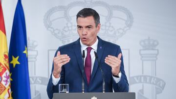 El presidente del Gobierno en funciones, Pedro Sánchez, durante una rueda de prensa en el Palacio de la Moncloa, a 22 de agosto de 2023, en Madrid (España).  Esta rueda de prensa ha tenido lugar después de una reunión con el Rey Felipe en el Palacio de la Zarzuela. Durante la reunión, Sánchez ha pedido al Rey que le proponga como candidato pese a no tener atados los apoyos de cara a una investidura. El monarca inició ayer, 21 de agosto,  su ronda de consultas para designar candidato a la investidura de la Presidencia del país, y por primera vez tiene que elegir entre dos aspirantes que se postulan para asumir el encargo: el candidato del PP, que se reivindica como ganador de los comicios del 23 de julio, y el socialista, que se considera el único capaz de sumar apoyos para superar la votación en el Congreso. En la ronda de contactos, que termina hoy, participan siete formaciones porque otras cuatro han declinado a acudir.
22 AGOSTO 2023;REY;SANCHEXZ;INVESTIDURA;CONSULTAS;RONDA DE CONTACTOS
Gustavo Valiente / Europa Press
22/08/2023