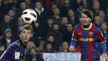 <b>OCASIÓN FALLIDA. </b>Messi observa cómo este remate se le marchó en la primera parte, ante la oposición de Ujfalusi y la mirada de De Gea.