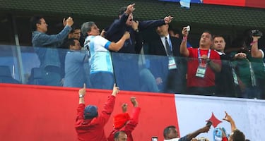 El show de Maradona: enseñar la tripa, dormirse, peinetas...