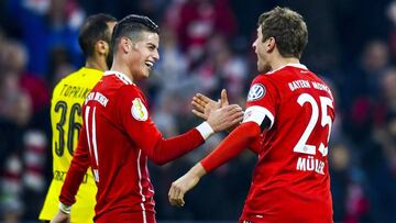 El volante colombiano James Rodr&iacute;guez y el delantero alem&aacute;n Thomas M&uuml;ller celebrando un gol del Bayern M&uacute;nich ante Borussia Dortmund por la Copa de Alemania