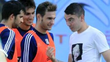 El delantero del Liverpool acudió al entrenamiento de su ex equipo a saludar aprovechando el parón de la Premier.