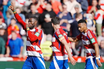 Con el Sporting arreciando, Hongla decidi¨® probar suerte con un disparo cruzado, desde el pico de la frontal y le sali¨® el disparo perfecto para batir a Rub¨¦n Y¨¢?ez.