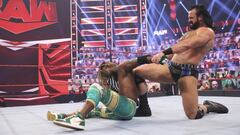 Drew McIntyre ataca a Kofi Kingston durante su combate.