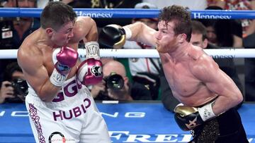 Canelo Álvarez lanza un golpe ante Gennady Golovkin durante su pelea por el título del peso medio la WBC/WBA en el T-Mobile Arena de Las Vegas, Nevada.