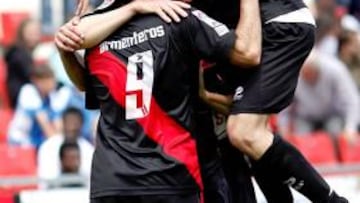 Los jugadores celebraron como una pi?a el triunfo rayista.