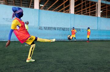 A pesar de las presiones sociales y el miedo, estas jovenes de Mogadishu acuden a los entrenamientos tratando de convertirse en las primeras profesionales del fútbol femenino somalíes.