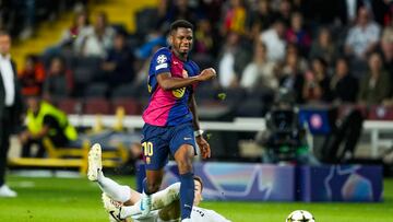 BARCELONA, 01/10/2024.- El delantero del FC Barcelona, Ansu Fati, intenta llevarse el balón ante el defensor del Young Boys durante el encuentro correspondiente a la segunda jornada de la Liga de Campeones han disputado hoy martes FC Barcelona y Young Boys en el Estadio Olímpico Lluis Companys, en Barcelona. EFE/Alejandro García.