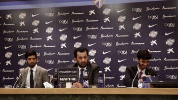 Abdullah Al Thani flanqueado por sus hijos Nasser y Nayef.