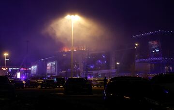 El Crocus City Hall, a las afueras de Moscú, en llamas tras el atentado perpetrado por un grupo de personas vestidas camuflaje y armas de asalto.