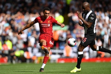 Jetro Williams, en su etapa en el Newcastle, enfrentándose a Trent Alexander Arnold en septiembre de 2019.