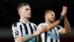 LONDON, ENGLAND - JANUARY 03: Kieran Trippier of Newcastle United applauds the fans after the draw during the Premier League match between Arsenal FC and Newcastle United at Emirates Stadium on January 03, 2023 in London, England. (Photo by Julian Finney/Getty Images)