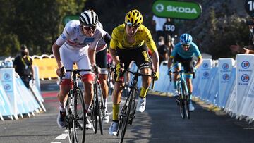 Pogacar y Roglic luchan por la victoria de etapa en Grand Colombier en el Tour de Francia 2020.