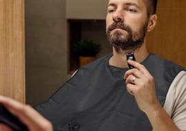 La solución definitiva contra los restos en el lavabo: el delantal para barba con ventosas que evita obstrucciones