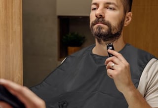 La solución definitiva contra los restos en el lavabo: el delantal para barba con ventosas que evita obstrucciones