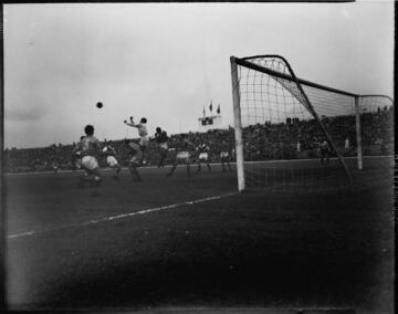 El 10 de agosto de 1938 se inauguró el Estadio Nemesio Camacho El Campín. Así se veía el estadio en la época del Dorado.