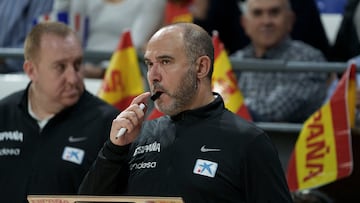El entrenador de la selección española, Chus Mateo, durante el partido de la segunda jornada de la Fase de Clasificación para la Copa del Mundo de Catar 2027 que se disputa este domingo entre España y Georgia en el pabellón Santiago Martín de La Laguna (Tenerife).
