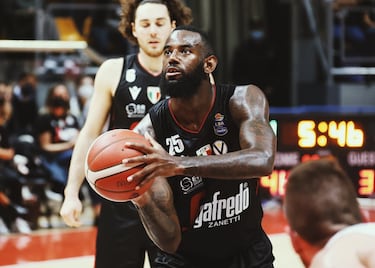 Scariolo ha tenido un percance con una de sus referencias interiores en el nuevo proyecto, un Ekpe Udoh que tiene baja para rato, pero hay recambio. Sampson estaba libre y podrá brillar en la Virtus, que se espera que consiga alcanzar grandes cotas con el plantilló que atesora. Este pívot de 1,99 metros se caracteriza por la potencia, la velocidad de reacción y el juego sobre el aro, ya que la estatura le penaliza. En la NBA ha hecho carrera durante siete años como suplente, sin llegar a sobresalir por números pero contando en todos los equipos por los que ha pasado (Nuggets, Bulls, Pacers o 76ers). A sus 28 años este puede ser sólo un paso de transición para volver a la liga estadounidense, en la que su perfil está demandado en tiempos de ‘small-ball’.  