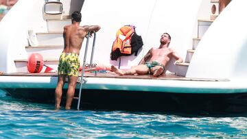 Messi y Su¨¢rez, de vacaciones en el mar de Ibiza