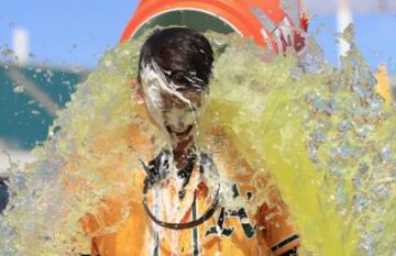 Ryon Healy de los Oakland Athletics es bañado en Gatorade después de hacer un home runcontra los Detroit Tigers en el Oakland Coliseum.