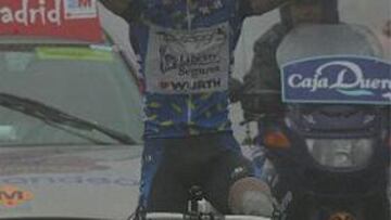 <b>GANANDO BAJO LA LLUVIA.</b> El bejarano ha culminado una etapa histórica en la que la táctica de su equipo ha salido perfecta para que remate Heras.