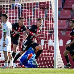 El sol sale en la ciudad portuaria