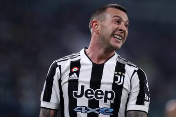 El atacante italiano es otro de los que no tiene nada claro su futuro. Sigue sin renovar con la Juventus a pesar de los esfuerzos de los bianconeri por ampliar su vinculación. El extremo, que en su día sonó para el Atleti e incluso para el Barça, ha sido ofrecido a los dos clubes de Milán, por lo que su futuro apunta a seguir vinculado a su país natal.