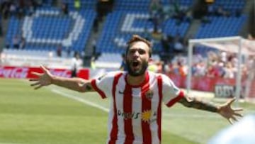 Azeez rescata del descenso al Almería en el minuto 93