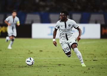 El delantero nacido en Suresnes ha estado cedido durante varias temporadas en el Lens. Este a?o ha sido transferido al Rennes por 20 millones de euros.