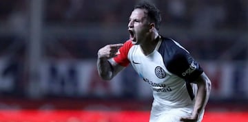 Ex Gimnasia y San Lorenzo. Una grave lesión en este último equipo lo hizo perder su lugar en el once y partió a pesar de ser muy querido por los hinchas. También tuvo un fugaz paso por Dinamarca e Italia. 