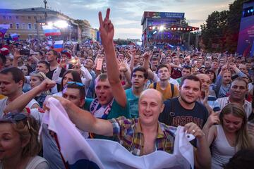 Aficionados rusos viendo el encuentro entre Rusia y Egipto en la Fan Zone de Nizhny Novgorod.