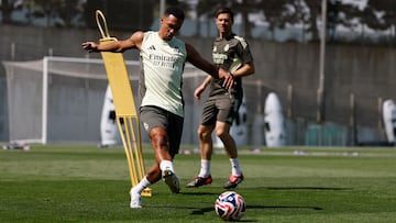 Trent Alexander-Arnold, en su primer entrenamiento con el Real Madrid ante la mirada de Xabi Alonso.