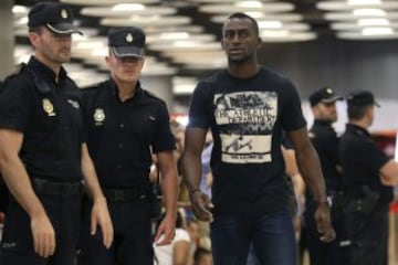 El colombiano Jackson Martínez, delantero del Atlético de Madrid, se fotografía con aficionados a su llegada esta tarde al aeropuerto Adolfo Suárez-Barajas de Madrid. Martínez ha sido traspasado desde el Porto a cambio de la cantidad de su cláusula de rescisión, 35 millones de euros.