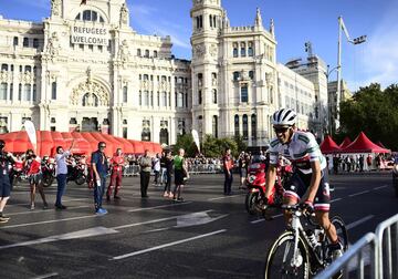 Alberto Contador bajo el ayuntamiento de Madrid.