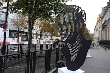 Parisien love | A piece of art representing Neymar Jr made by the Brazilian artist Marcos Marin, installed on Avenue George V in Paris, on October 21, 2019.