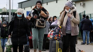 Cientos de ciudadanos ucranianos llegan al cruze de la frontera de Ucrania con Polonia en la ciudad de Medyka. Llegan muy cansados tras horas de viaje y angustia.
