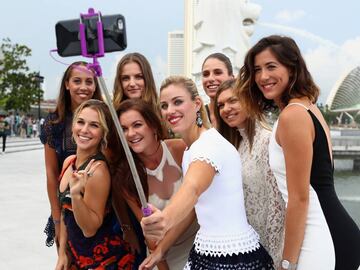 SINGAPORE - OCTOBER 21:  Madison Keys of the United States, Dominika Cibulkova of Slovakia, Karolina Pliskova of Czech Republic, Agnieszka Radwanska of Poland, Johanna Konta of Great Britain, Angelique Kerber of Germany, Simona Halep of Romania and Garbine Muguruza of Spain pose for a selfie prior to the BNP Paribas WTA Finals Singapore at Merlion Park on October 21, 2016 in Singapore.  (Photo by Clive Brunskill/Getty Images) ***BESTPIX***