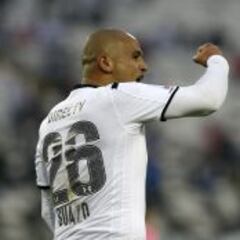 Humberto Suazo ilusiona a los albos con su regreso al gol