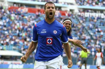 El argentino jugó más de 100 partidos con la playera azul, anotando 66 goles y aportando 16 asistencias al equipo. Fue parte de la institución durante tres años. 