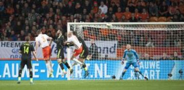 1-0. De Vrij anotó el primer gol.
