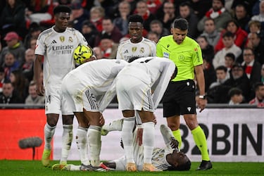 El mediocentro francés se va al suelo, tras una acción con Álex Berenguer, quejándose de su tobillo izquierdo. Fue sustituido por Arda Güler.