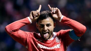 MEX6414. PUEBLA (MÉXICO), 14/03/2025.- Alexis Vega del Toluca celebra un gol este viernes, en un partido de la jornada 12 del torneo Clausura 2025 de la Liga MX entre Puebla y Toluca, en el estadio Cuauhtémoc de Puebla (México). EFE/ Hilda Ríos
