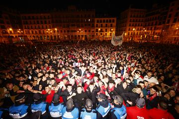 Seguidores 'rojillos' se agolparon en la Plza del Castillo, el corazón de la ciudad, su centro neurálgico, para celebrar la victoria en el partido de Copa frente al Athletic.