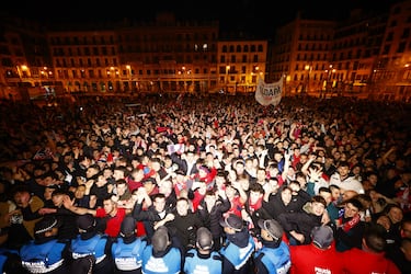 Seguidores 'rojillos' se agolparon en la Plza del Castillo, el corazón de la ciudad, su centro neurálgico, para celebrar la victoria en el partido de Copa frente al Athletic.