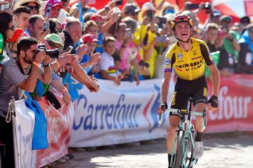 El ciclista estadounidense Sepp Kuss celebra la victoria de etapa. 