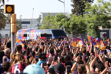 El autobs del Barcelona avanza en las calles plagadas de culs para ver a los campeones de Liga.

