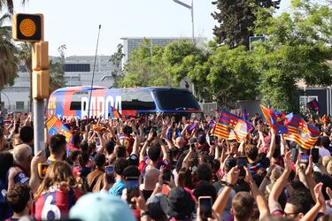 El autobús del Barcelona avanza en las calles plagadas de culés para ver a los campeones de Liga.
